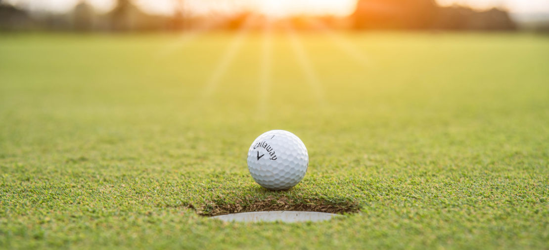 Callaway golfboll rullar mot hålet